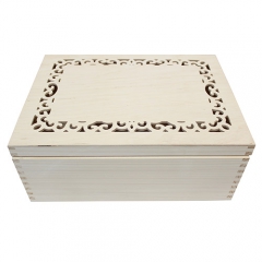 Drewniane pudełko z ażurowym dekorem na wieku