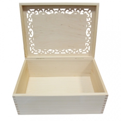 Drewniane pudełko z ażurowym dekorem na wieku